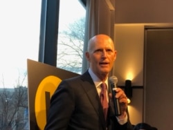 联邦参议员斯科特（Rick Scott）星期一（3月9日）晚间对香港民主委员会成员发表讲话。