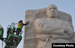 雷宜锌为马丁.路德.金像做最后的斧凿