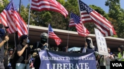 屯门公园再光复游行人士拉起横额，呼吁美国总统特朗普解放香港，并且高举美国国旗。 (2019年9月21日）