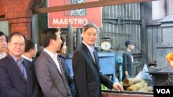 2015年5月23日张志军（右一）在合利钢刀店看打造金门菜刀（夏张会媒体群组）