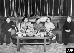 历史照片：西藏的两位精神领袖班禅喇嘛（左2）和达赖喇嘛（右2）和中华人民共和国主席毛泽东、国务院总理周恩来和刘少奇（右）在北京。(1956年)