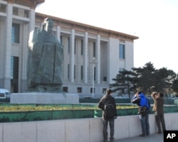 游客给孔子雕像拍照