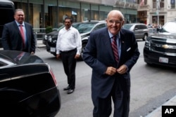 支持川普的前纽约市长朱利安尼（ Rudy Giuliani ）来到纽约的川普大楼（2016年10月8日）
