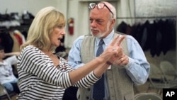 1993年11月5日： 导演哈罗德·普林斯（右）与编舞家吉莉安·林恩制作《歌剧魅影》期间在纽约交谈。