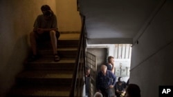 Warga Israel berlindung di bunker rumahnya setelah alarm peringatan roket Hamas berbunyi di Tel Aviv, Senin (21/7).