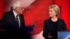 미 대선 민주당 버니 샌더스 후보(왼쪽)와 힐러리 클린턴 후보가 4일 뉴햄프셔주에서 열린 토론회에 참가했다. 첫 1:1 토론에서 두 후보는 치열한 공방을 벌였다.