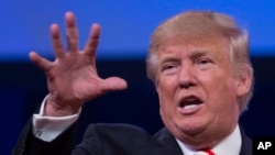 سخنان تُند اقای ترمپ در مورد مهاجرت در تضاد با بیانات او در جریان کنفرانس خبری با رئیس جمهور مکسیکو خوانده شده است. 