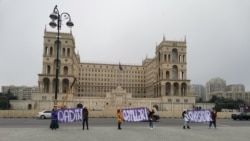 Azərbaycanda feministlər "Qadın qətlləri siyasidir" aksiyası keçirərkən. (4 fevral, 2021)