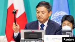 ທ່ານຫ້ວງ ຣຸນ​ຊີ, ລັດຖະມົນຕີ​ກະ​ຊວງນິ​ເວດ​ວິ​ທະ​ຍາແລະສິ່ງ​ແວດ​ລ້ອມຂອງ​ຈີນ, ປະ​ທານກອງ​ປະ​ຊຸມ​ດ້ານ​ຊີ​ວະ​ນາໆ​ພັນ​ຂອງ​ສະ​ຫະ​ປະ​ຊາ​ຊາດ (OP15) ຂອງ ສ​ປ​ຊ ​ເອົາ​ຄ້ອນ​ຕີຕອອກ​ລົງ​ໃສ່​ໂຕະ ເພື່ອຮັບ​ຜ່ານ​ໂຄງ​ການ Kunming-Montreal Global Biodiversity ໃນ​ມົງ​ເທ​ຣ​ອາ​ລ, ກາ​ນາ​ດາ, 19 ທັນ​ວາ 2022 