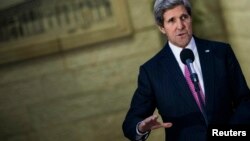 존 케리 미 국무장관이 4일 마흐무드 압바스 팔레스타인 총리와 만난 뒤 기자회견을 갖고 있다.