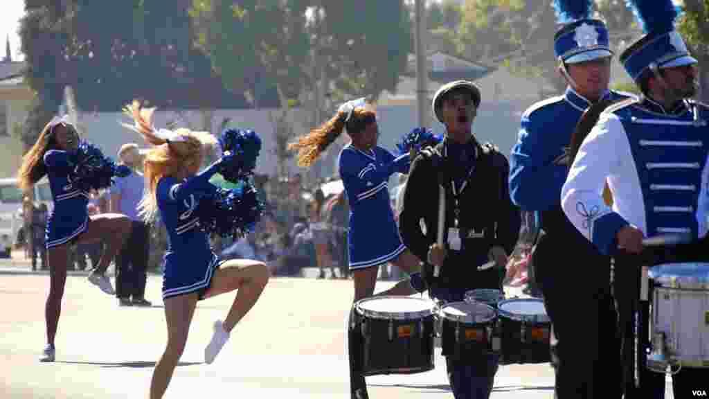 啦啦队女孩热力四射（美国之音国符拍摄）
