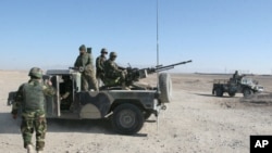 2015年12月23日阿富汗守卫一个检查站国民军士兵。