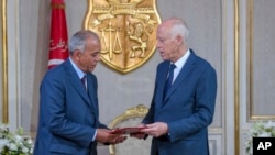 Tunisian President Kais Saied, right, speaks with Tunisia's new Prime Minister Habib Jemli at the presidential palace in Carthage near Tunis, Tunisia, Nov. 15, 2019. 