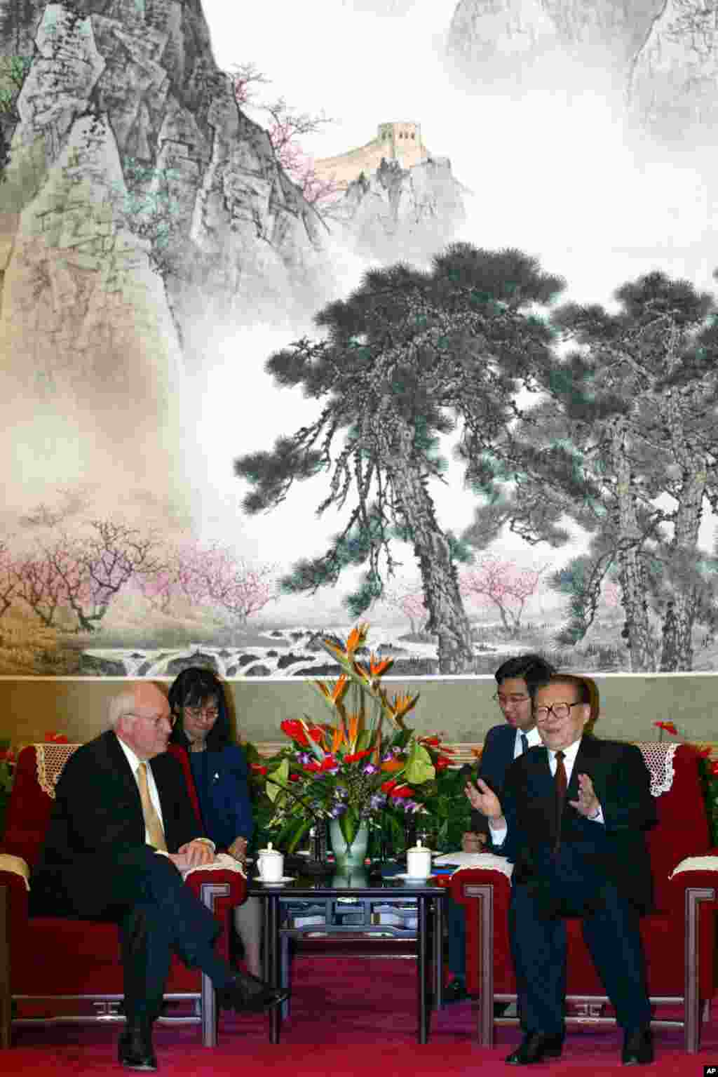 2004年4月14日，美国副总统切尼在北京会见中国军委主席和前国家主席江泽民