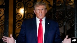 前总统特朗普2024年2月16日在佛罗里达州海湖庄园发表讲话。（美联社照片）