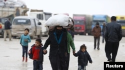 流离失所的叙利亚难民抵达叙利亚和土耳其边界附近的难民营（2016年2月6日）
