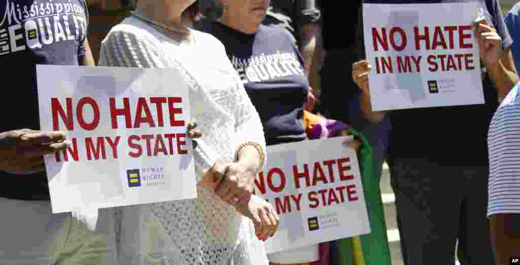 Aktivis dari kelompok dan denominasi yang berbeda berkumpul di tanggal gedung Capitol di Jackson, Mississippi, untuk merayakan keputusan hakim federal yang membatalkan undang-undang yang mengajukan keberatan atas perkawinan sesama jenis hari Kamis, beberapa saat sebelum undang-undang tersebut berlaku hari Jum&rsquo;at.