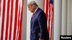 特朗普总统从白宫西翼的柱廊走到玫瑰园向媒体发表讲话。(2020年11月13日)