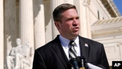 资料照：2023年2月28日，密苏里州总检察长安德鲁·贝利(Andrew Bailey)在美国最高法院外面对媒体发表讲话。