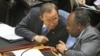 Le Secrétaire général de l'ONU Ban Ki-moon, à gauche, et le président du Gabon Ali Bongo Ondimba se concertent lors d'une réunion du Conseil de sécurité au siège des Nations Unies à New York, le 7 juin 2011.