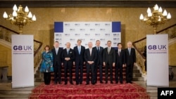 Para Menteri Luar Negeri G8 berpose di Lancaster House, London (11/4).