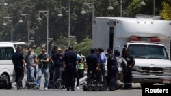 Pasukan keamanan Mesir melakukan inspeksi di lokasi ledakan dekat istana Presiden di Kairo, Mesir (30/6). 