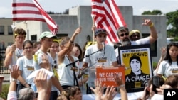 2018年8月26日佛罗里达高中枪击幸存者在马萨诸塞州斯普林菲尔德枪支制造商门前举行抗议集会 