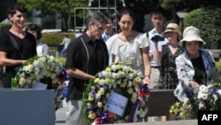 Clifton Truman Daniel (tengah), seorang cucu dari mantan presiden AS Harry Truman, meletakkan karangan bunga di tugu peringatan Bom Atom di Hiroshima, Jepang (4/8).