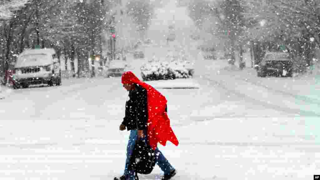 Un homme marche sur la neige lourde dans le centre de Nashville, Tennessee, vendredi 22 janvier 2016.