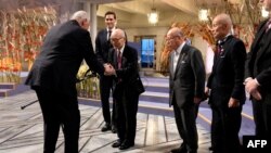 Raja Harald V dari Norwegia (kiri), menyapa perwakilan organisasi Nihon Hidankyo — Terumi Tanaka, Shigemitsu Tanaka, dan Toshiyuki Mimaki — setelah kelompok tersebut dianugerahi Hadiah Nobel Perdamaian 2024 di Balai Kota Oslo di Oslo, Norwegia, pada 10 Desember 2024.