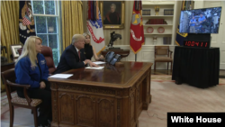 آقای ترامپ به همراه دخترش و یک فضانورد تازه برگشته از فضا با فضانوردان آمریکایی در ایستگاه فضایی صحبت کرد. 