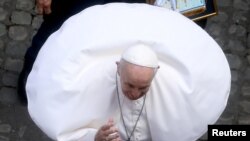 Mkuu wa kanisa katoliki Papa Francis akiwa kwenye makao makuu ya Vatican