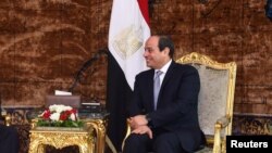 Le président égyptien Abdel Fattah al-Sissi, à droite, au palais présidentiel Ittihadiya au Caire, en Égypte, le 10 juin 2018