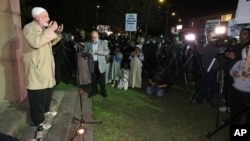 Warga muslim di Lakemba, pinggiran Sydney Australia melakukan doa bersama dalam aksi unjuk rasa damai atas penggeledehan terhadap warga muslim, dalam kampanye anti teror di Australia (foto: dok).