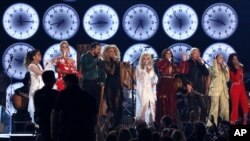 Kutoka kushoto : Maren Morris, Katy Perry, Jimi Westbrook, Kimberly Schlapman, Dolly Parton, Karen Fairchild, Philip Sweet, Miley Cyrus na Kacey Musgraves wakitumbuiza wakati wa tamasha la Grammy ,Jumapili, Feb. 10, 2019, Los Angeles.