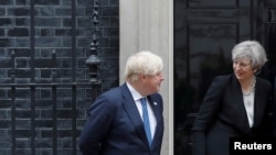 英国首相特蕾莎·梅和外交大臣约翰逊在首相府外面欢迎外宾（2017年5月11日）