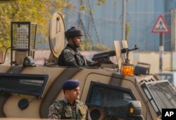 Tentara paramiliter India berjaga di lokasi ledakan granat di sebuah pasar di Srinagar, Kashmir yang dikuasai India, 3 November 2024. (Foto: AP)
