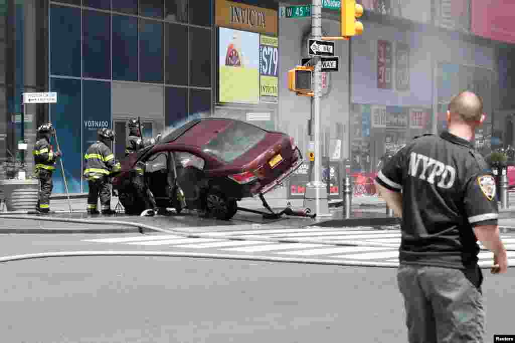 Rongsokan sebuah mobil yang menabrak kerumunan pejalan kaki di Times Square , New York, menewaskan 1 orang dan melukai 22 lainnya. Insiden itu tampaknya tidak terkait terorisme dan diselidiki sebagai kecelakaan.