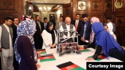 دختران روبات ساز افغان با مداخله رئیس جمهور ترامپ توانستند به ایالات متحده امریکا سفر کنند.