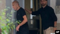 آقای اولمرت در سالهای ۲۰۰۶ تا ۲۰۰۹ نخست‌وزیر اسرائیل بود اما به خاطر اتهامات دوره شهرداری اورشلیم زندانی شد. 