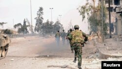 10月8日，在阿勒颇地区的叙利亚政府军在追击叙利亚自由军的成员