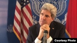 克里国务卿在互联网自由座谈会上 (王冲微博图片)