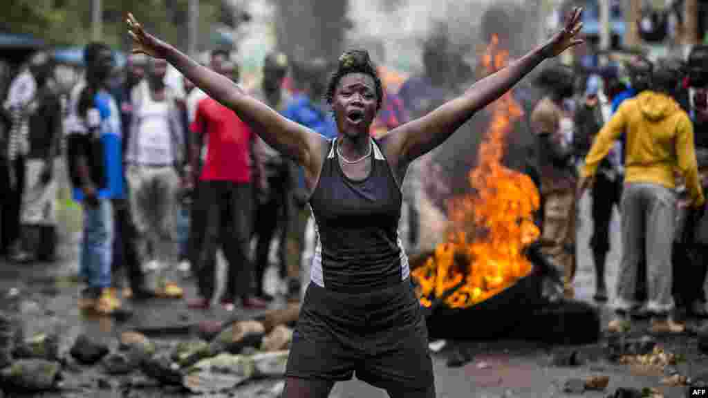 Une manifestante devant une barricade dans le district de Mathare, à Nairobi, le 26 octobre 2017.