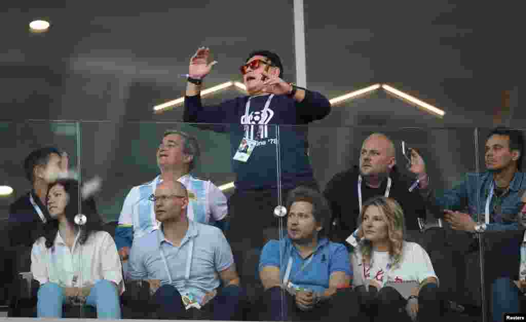 ናይ ዓለምና ብሉጽ ተጻዋታይ ኩዕሶ እግሪ ነበር ኣርጀንቲናዊ ዲያጎ ማራዶና ን ግጥም ኣርጀንቲና ምስ ኣይስላንድ እናተዓዘበ