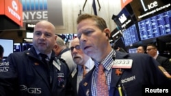 纽约华尔街证交所的交易员们盯着股市行情。（2020年2月28日）