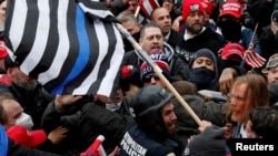 在美国国会示威的特朗普支持者与警察对峙（路透社2021年 1月6日）