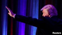 Le candidat à la présidentielle républicaine, Donald Trump, arrive au cours de la nuit électorale au New York Hilton Midtown à Manhattan, New York, États-Unis, 9 novembre 2016. 