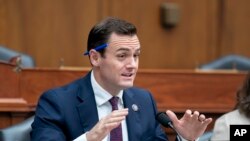 共和党籍的众议员迈克·加拉格尔（Mike Gallagher）2023年7月18日主持一场有关人工智能的听证会。（美联社）