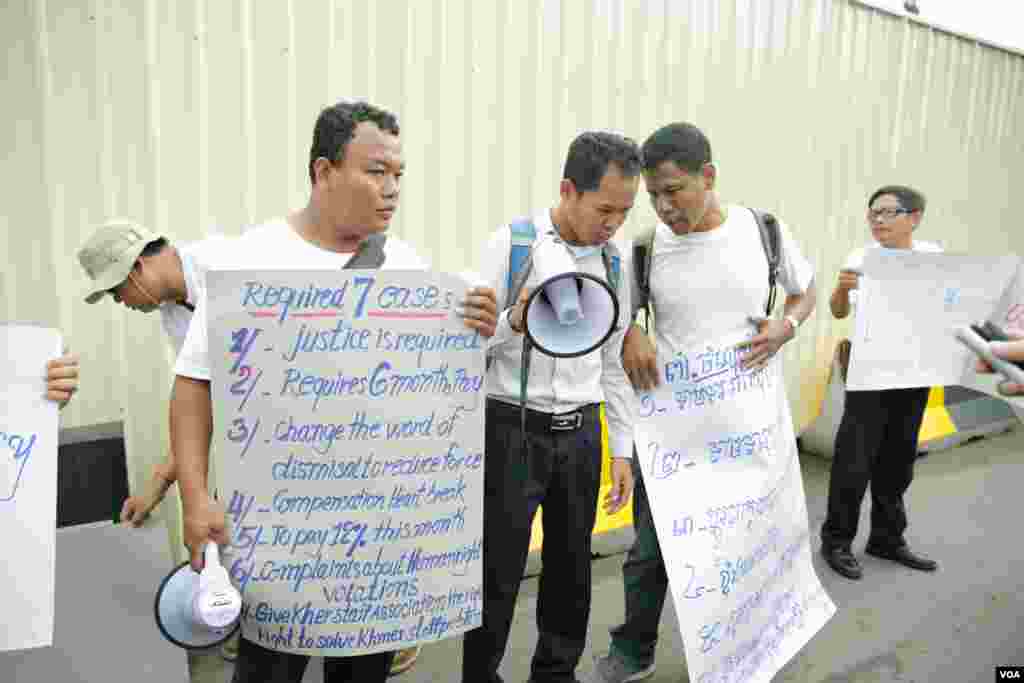 សន្តិសុខ​ដែល​ត្រូវ​បាន​ស្ថានទូត​សហរដ្ឋ​អាមេរិក​បញ្ឈប់​កាល​ពី​ប៉ុន្មាន​ខែ​មុន​​​និង​គ្រួសារ​របស់ពួកគេ​បាន​មក​ធ្វើ​បាតុកម្ម​តវ៉ា​រក​យុត្តិធម៌​ដោយ​អហិង្សា​នៅ​ខាង​មុខ​ស្ថានទូត​អាមេរិករាជធានី​ភ្នំពេញ​ ​កាល​ពីព្រឹក​ថ្ងៃទី​១៩ មិថុនា ឆ្នាំ ២០១៨។(ទុំ ម្លិះ/VOA)