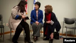 북한을 탈출해 미국에 난민으로 정착한 조진혜 씨와 한송화 씨(왼쪽부터)가 수잔 숄티 북한자유연합 대표와 함께 지난해 1월 뉴욕에서 열린 기자회견에 참석했다. (자료사진)